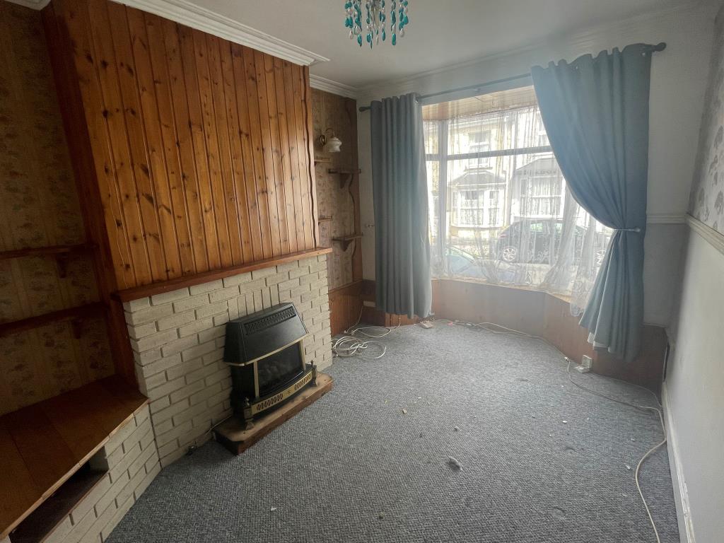 Lot: 151 - HOUSE IN NEED OF IMPROVEMENT - Living Room